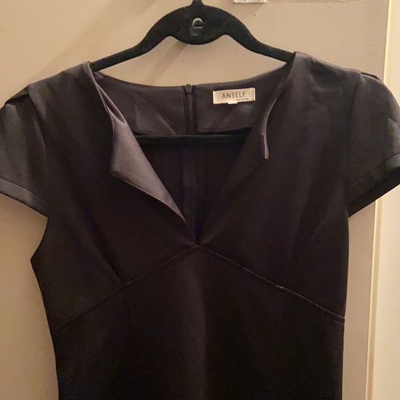 Little black dress with pockets and small v neck in size Medium and mid length - Picture 2 of 5